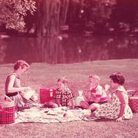 Hoe hou je de zomer stressvrij? ‘Steek ’s avonds samen de vuurkorf aan in plaats van elkaar likes te geven via een scherm’