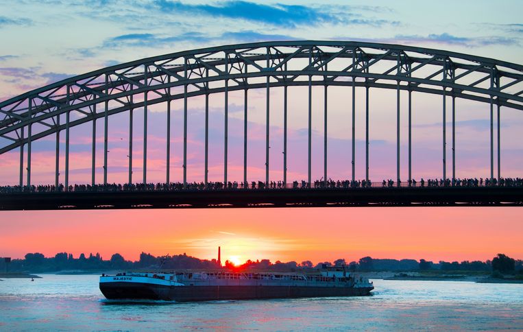 Het weerbericht van vrijdag: geregeld zon, met hier een daar een spatje regen - Volkskrant