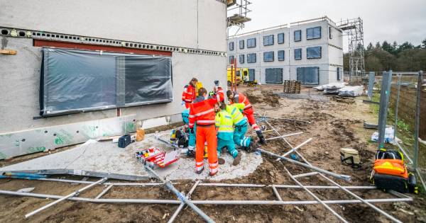 Bouwvakker overleden na ongeluk op bouwplaats in Eindhoven: ‘Er werd geschreeuwd: er ligt iemand onder’.