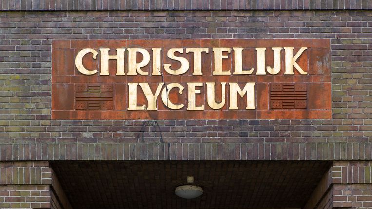 Katholieke middelbare scholen minder 'godsdienstig' dan protestantse - Trouw