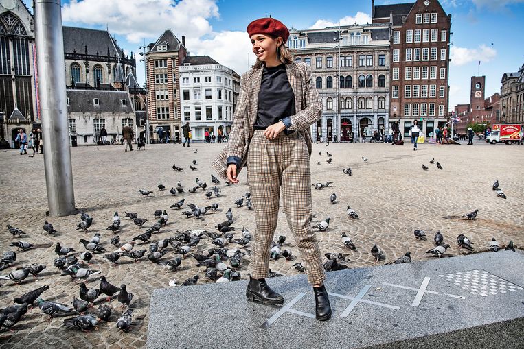 Een meisje laat zich fotograferen door een vriendin op een lege Dam.  Beeld Guus Dubbelman / de Volkskrant