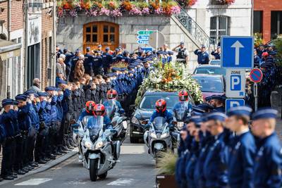 Belgische politie neemt massaal afscheid van doodgeschoten collega