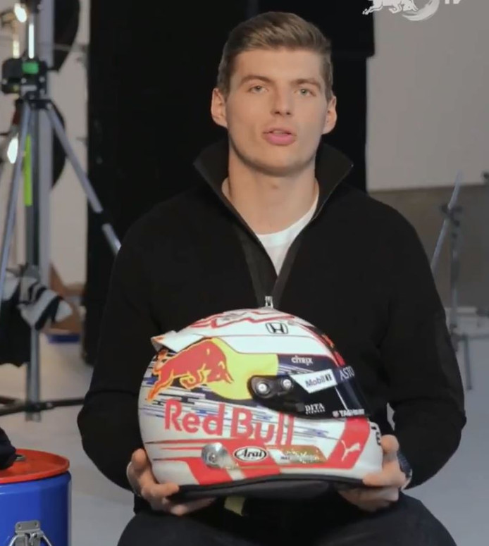 Max Verstappen toont nieuwe helm: 'Ik wilde echt iets ...