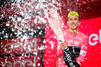 Asscher en Klaver 'feliciteren' Yates met Giro-overwinning