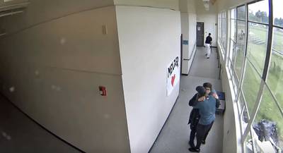 Amerikaanse leraar knuffelt gevaar van vuurwapen weg