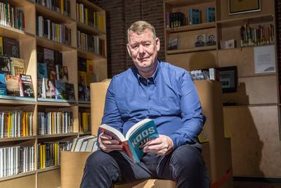Koos (60) kon nooit lezen en schrijven, maar heeft nu een eigen boek