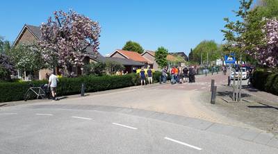 Man vlucht voor politie en ramt paaltje, heg en auto met gestolen bestelbus