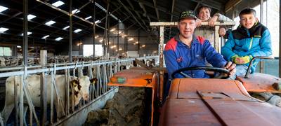 Boer Anton hielp zo'n 500 auto's uit modder Paaspop