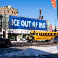 ICE-agenten in Minneapolis gaan bodycams dragen • Clintons zullen toch getuigen in Epstein-onderzoek