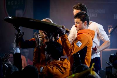 Schaatsers gooien met plaat: twee gewonden in Heineken House