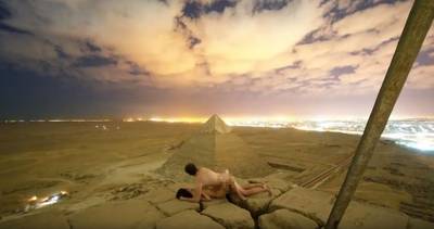 Twee arrestaties na illegale naaktfoto op piramide in Egypte