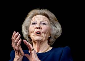 Prinses Beatrix voor het eerst sinds operatie weer in het openbaar
