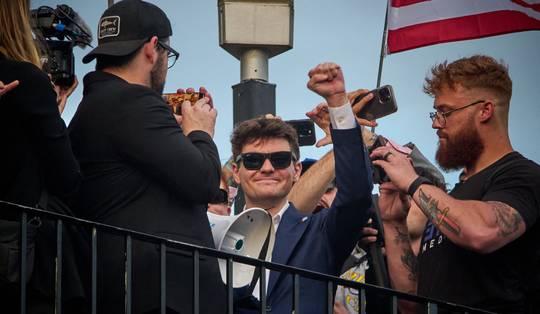 Hoe rechtse, zwarte influencers en witte racisten elkaar vinden in de VS. ‘Ze hebben een gedeelde vijand: de Jood’