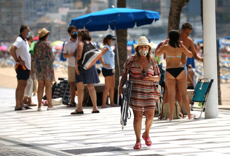 Toeristen dragen mondmaskers op het Levante-strand in Benidorm