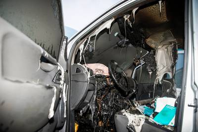 Bestelauto in Giesbeek total loss na brand