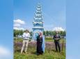 Wethouder Bas Vollebregt en initiatiefnemer Paula Kouwenhoven bij de opening van de metersgrote tulpenpiramide langs de A13.