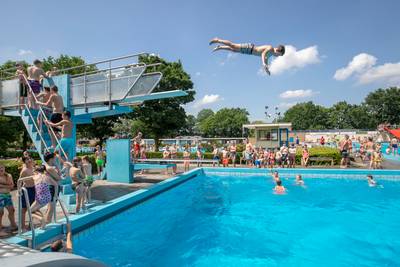 Zwembad Bennekom vaart wel bij mooie weer en staking