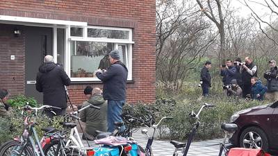 Studenten balen van batterij vogelaars met telelens voor hun balkon