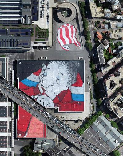 Une immense fresque d'art urbain nichée sur un toit de Paris