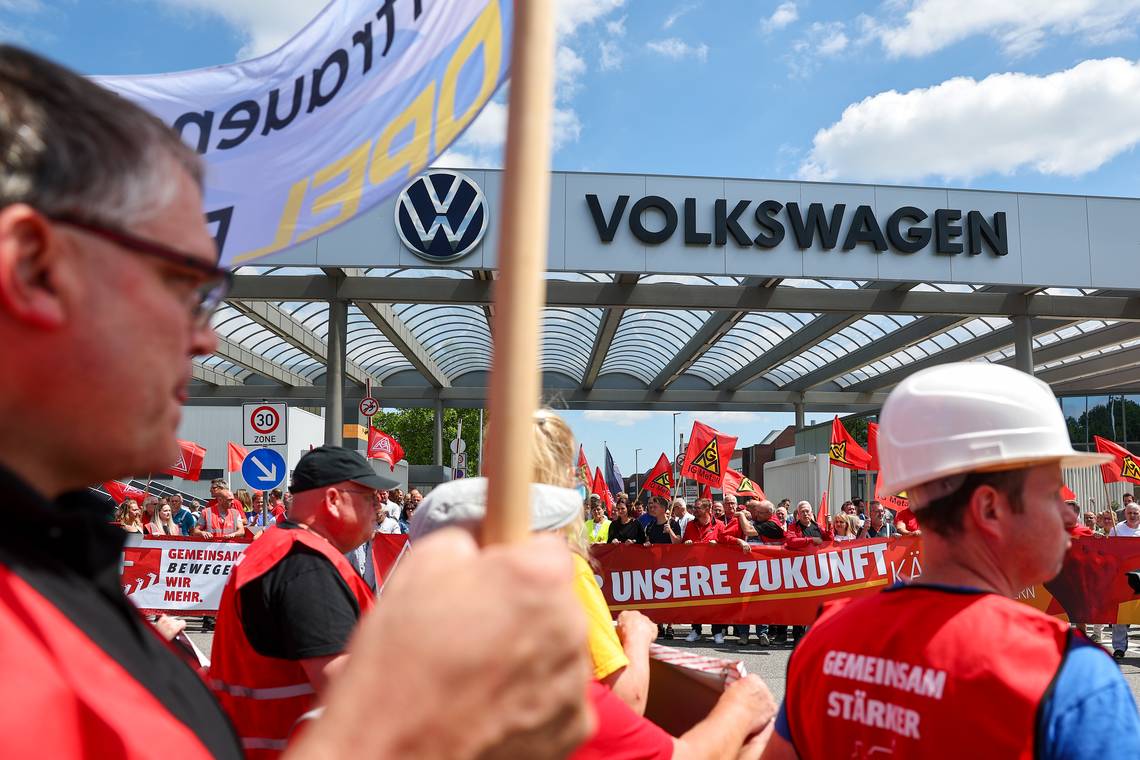 ‘Als het gaat om elektrische wagens heeft Volkswagen de boot volledig gemist’: 100.000 jobs weg bij autogigant