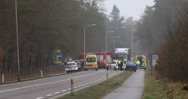 Ernstig ongeval met meerdere voertuigen bij Beekbergen: N786 volledig afgesloten.