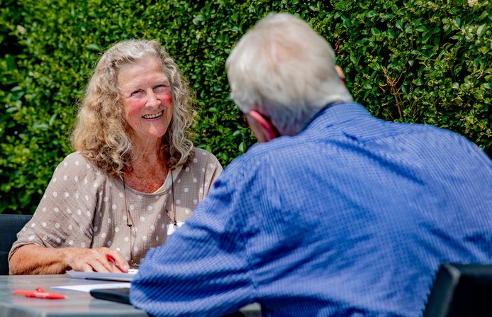 Catharina Haakman uit Epe in geanimeerd gesprek met een van de mannelijke speeddaters. ,,Hoe fijn is het om elkaar aan te raken. Te knuffelen. Dat maakt het leven de moeite waard. Door corona is dat een beetje verdwenen.’’