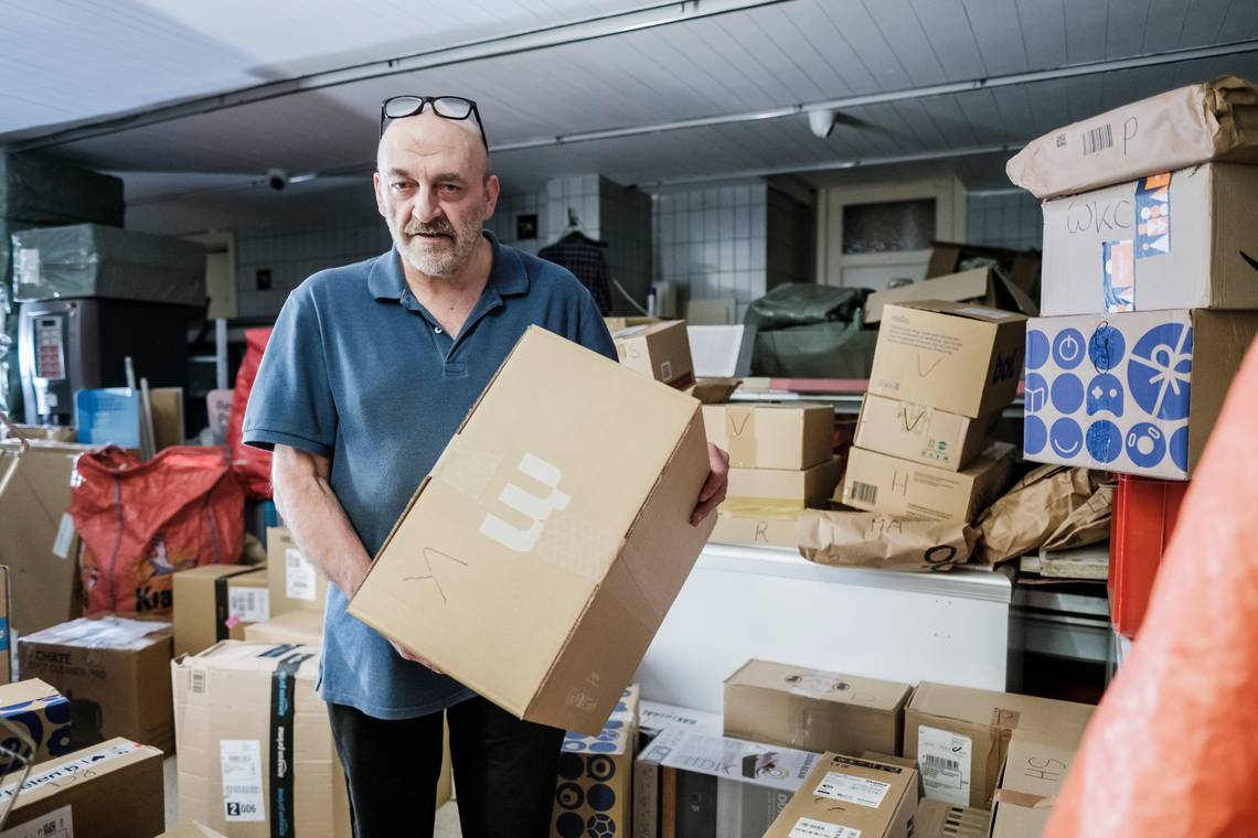 ‘Ik verdien evenveel aan een pakketje als aan een krant’: is het pakjesgeweld voor buurtwinkels nog leefbaar?