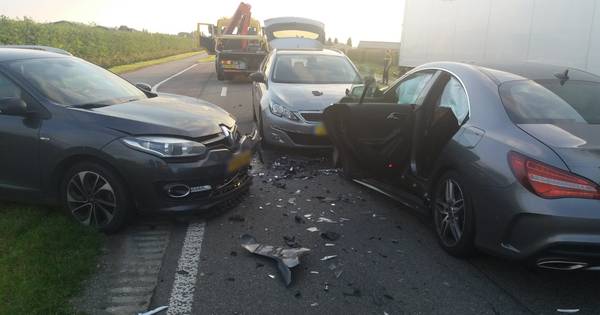 Veel blikschade na botsing tussen vier auto's in Dreumel