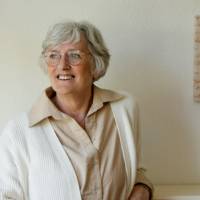 Anja (62) wilde wel, maar kreeg geen kinderen: “Ik mis het gezin dat er nooit was”