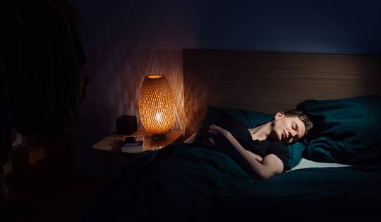 Van de verzwaringsdeken tot de lichtbril: welke ‘slaaphacks’ werken echt? ‘ASMR verstoort de slaap’