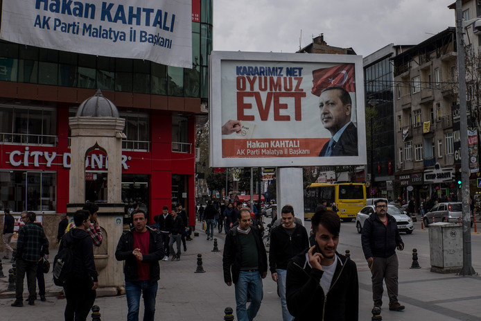 Een poster van het 'ja-kamp' voor het referendum in Turkije.