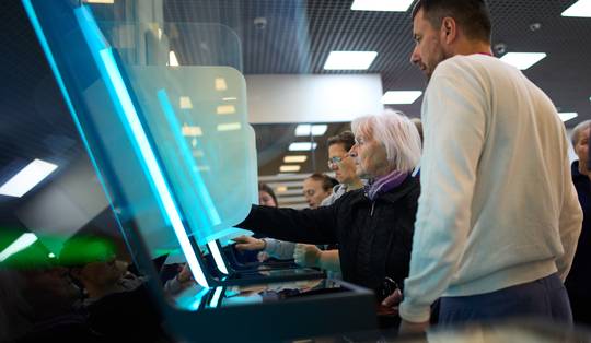 Een verkiezingsloterij met auto’s en appartementen: de Kremlin-propaganda gaat in overdrive, maar met steeds minder succes