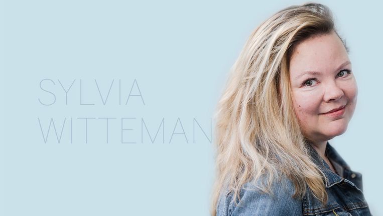 zij sloeg haar arm om zijn schouder