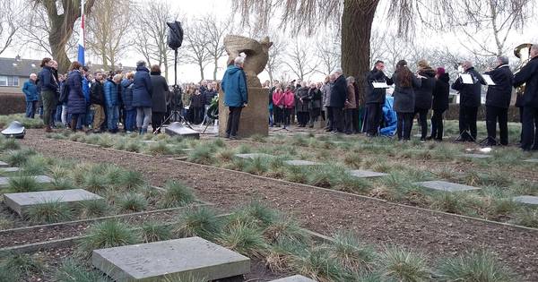 Bloemen en tochten bij herdenking Watersnoodramp (video) | Zeeuws nieuws - PZC