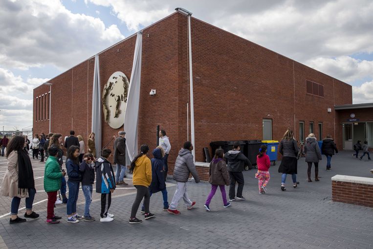 voorpagina Zorgen over asielzoekers op militaire kazerne - Trouw