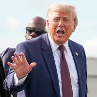 Trump haalt uit naar Congres na resolutie over Iran: ‘Zinloos’ • Na intrekken steun aan Trump breekt Tucker Carlson nu ook met Republikeinse Partij
