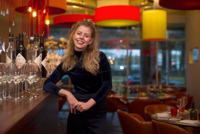 Bekende tv-kok Estée Strooker stopt met restaurant Petit Vieux Paris