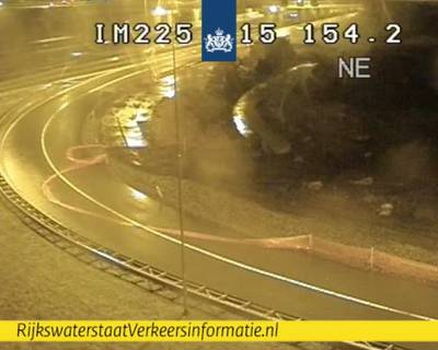 Verbindingsweg A50-A15 bij Valburg dicht door netten op de weg