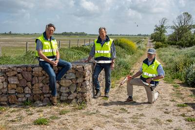 Tussen fluitenkruid en meidoorn: vrijwilligers houden Schouwse wandelpaden tiptop bij
