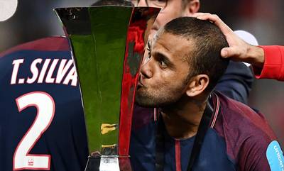 Magistrale vrije trap Dani Alves hoogtepunt in Franse supercup