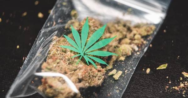 Politie bekeurt verdacht duo in Poederoijen en vindt drugs in auto - BD.nl
