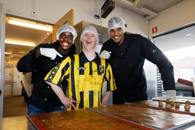 Taarten bakken bij DROOM! met Vitesse-spelers Danilho Doekhi en Richie Musaba