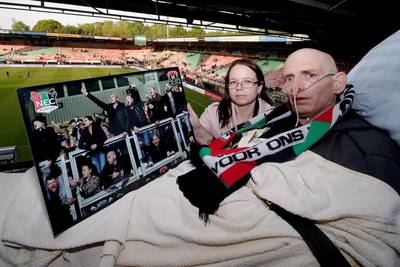 Doodzieke Henk krijgt waardig eerbetoon tijdens wedstrijd NEC - FC Twente