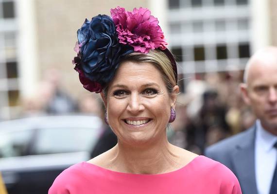 Koningin Máxima pakt uit met kleur en bloementooi voor kunsttentoonstelling