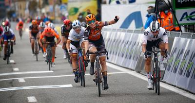 KOERS KORT. D'hoore gedeclasseerd in Driedaagse Brugge-De Panne - Debutant Van Wilder stapt uit Vuelta