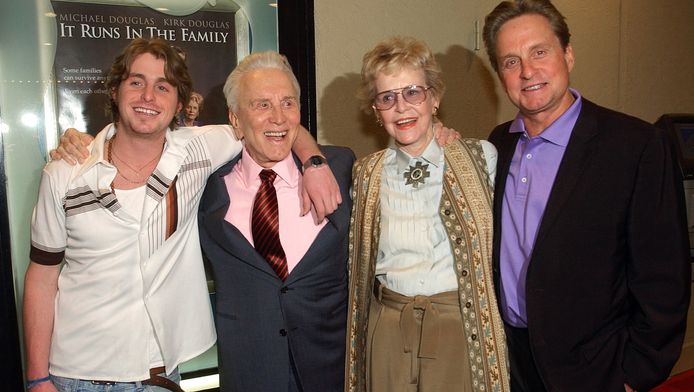 Moeder 92 Van Michael Douglas Overleden Show Ed Nl