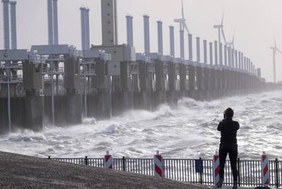 Donkere wolken boven democratie: ‘En de toekomst geeft weinig reden tot hoop’