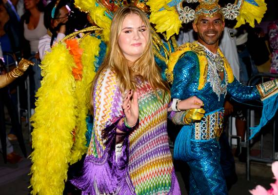Prinses Amalia steelt de show op Aruba in kleurrijke designerponcho