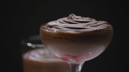 105. Mousse au chocolat et fraises marinées