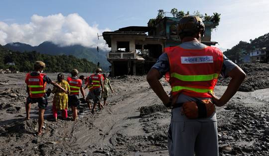 China en Nepal waarschuwen voor nieuwe overstromingen • Dodentol stijgt naar 472, drie Belgen nog vermist